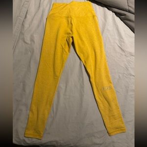 Fleo 25” yellow heathered leggings size medium.